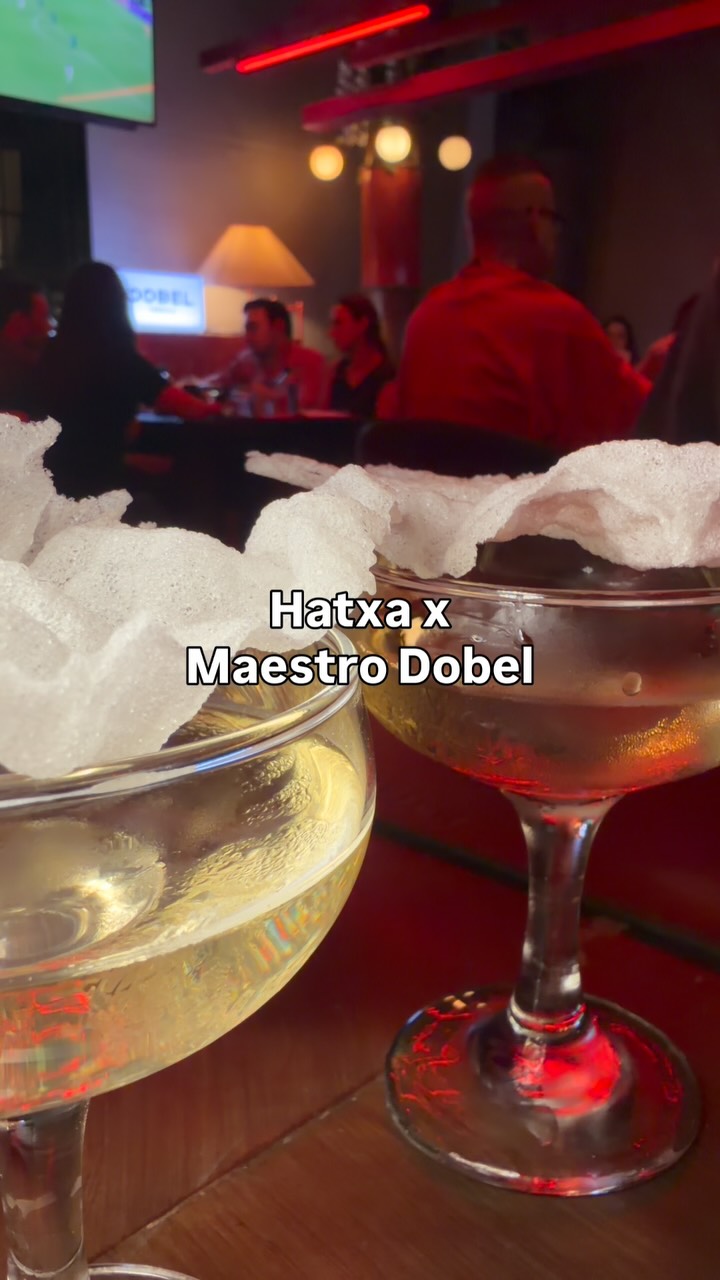 Mesa con cocteles creativos en Hatxa